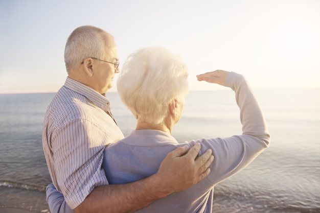 תמונה זוג קשישים -: על הקלות הבלתי נסבלת למנות אפוטרופוס לקשישים - מאמר מאתר פסק דין